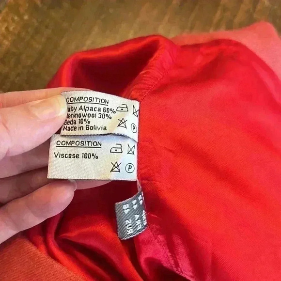 Liliana Castellano | Red Alpaca/Merino Wool Blend Bermuda Shorts - Picture 5 of 6